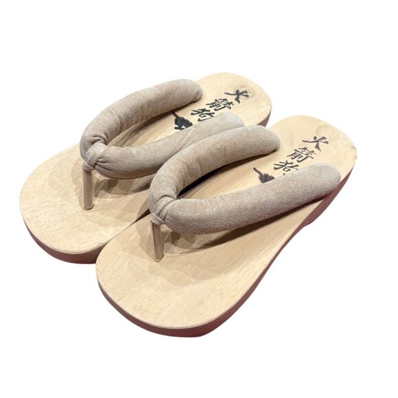 Traditional Japanese Geta Sandals Size 5 Leather Upper Wood Sole Beige - Picture 1 of 5